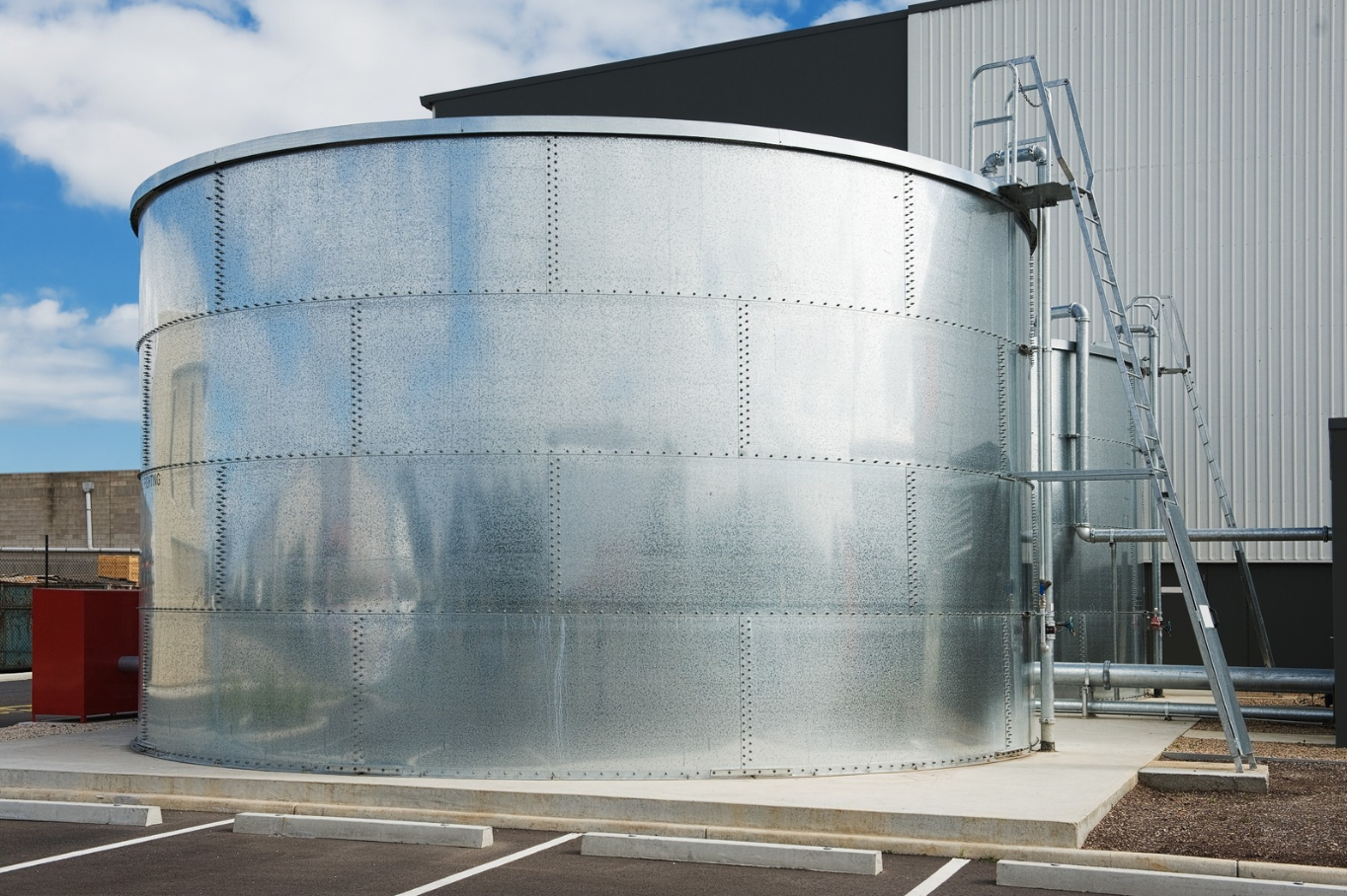 Read more about the article From Mines to Hospitals: What Every Sector Gets Wrong About Tank Maintenance